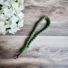 Load image into Gallery viewer, Macrame wristlet keychain- Various colors