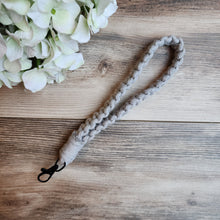 Load image into Gallery viewer, Macrame wristlet keychain- Various colors