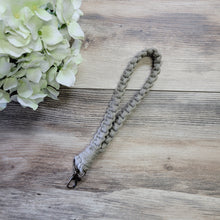 Load image into Gallery viewer, Macrame wristlet keychain- Various colors
